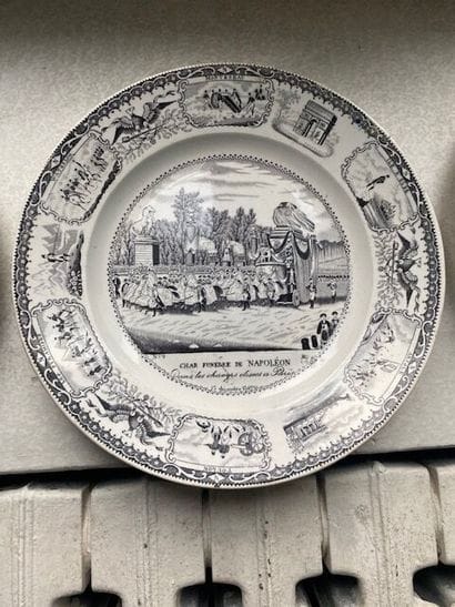 Réunion d'assiettes en faïence fine à décor...