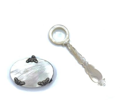Ensemble comprenant une loupe en nacre le...