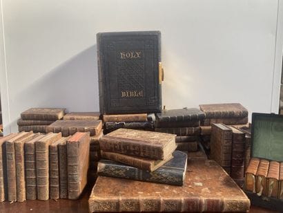 Lot de volumes sur le thème religieux.
(En...
