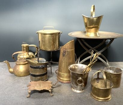 Lot en laiton comprenant batterie de cuisine,...
