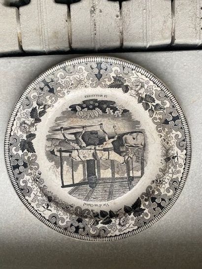Réunion d'assiettes en faïence fine à décor...