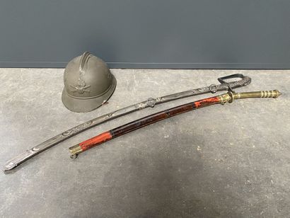 Ensemble militaria comprenant deux sabres...