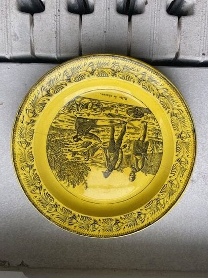 Réunion d'assiettes en faïence fine à décor...