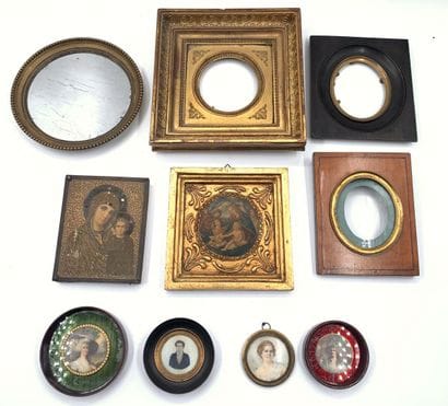 Ensemble comprenant des miniatures figurant...