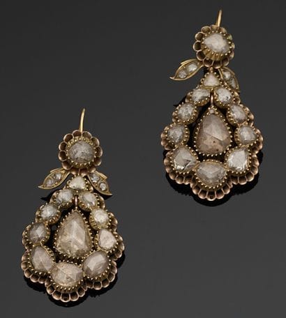 PAIRE DE PENDANTS d'oreilles en or jaune...