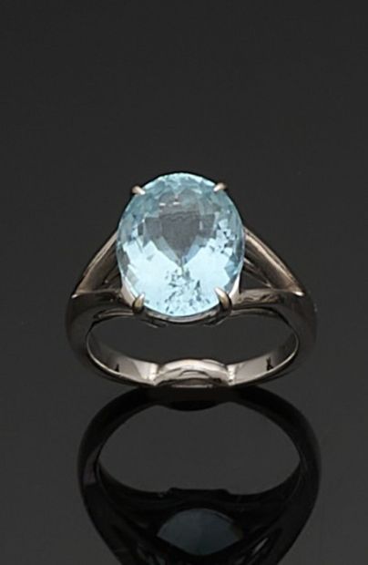 BAGUE en or gris 750 millièmes ornée au centre...