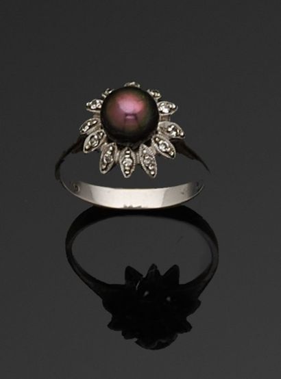 BAGUE en or gris 750 millièmes le centre...
