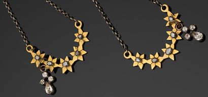 DEUX PENDENTIFS étoiles en or 375 millièmes,...