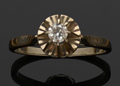 BAGUE en or gris 750 millièmes ornée au centre...