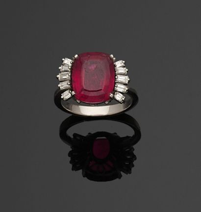 BAGUE en or gris 750 millièmes ornée au centre...