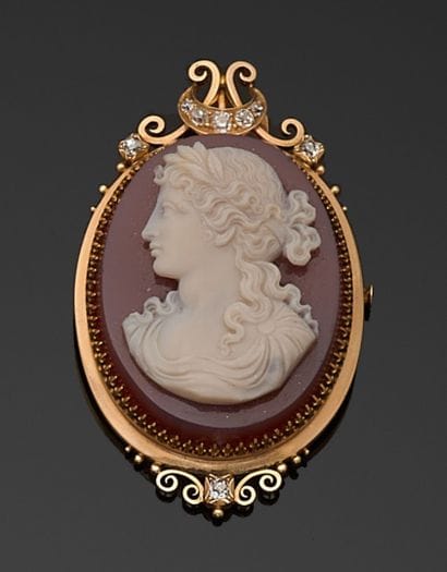 BROCHE ovale pouvant former pendentif en...