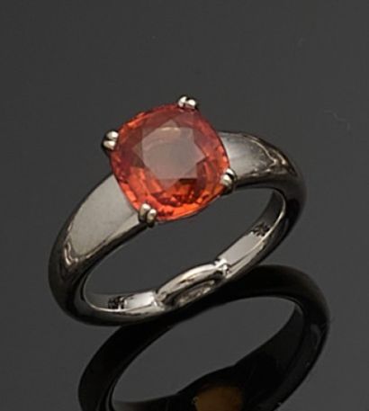 BAGUE en or gris 750 millièmes ornée au centre...