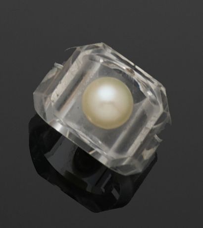 BAGUE en verre ou cristal, le centre de forme...