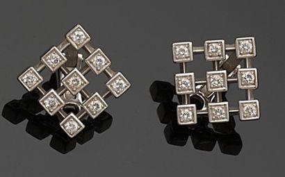 PAIRE DE BOUCLES D'OREILLES en or gris 750...