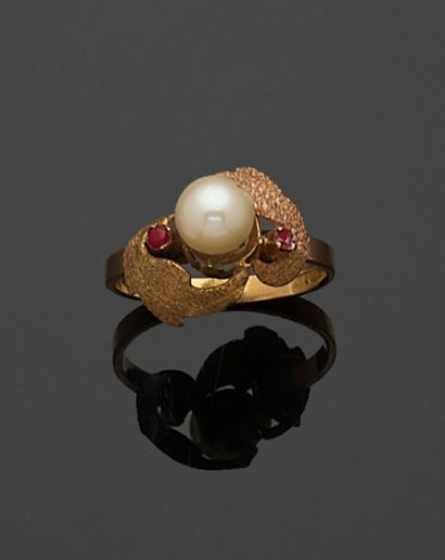 BAGUE en or jaune 750 millièmes, le centre...