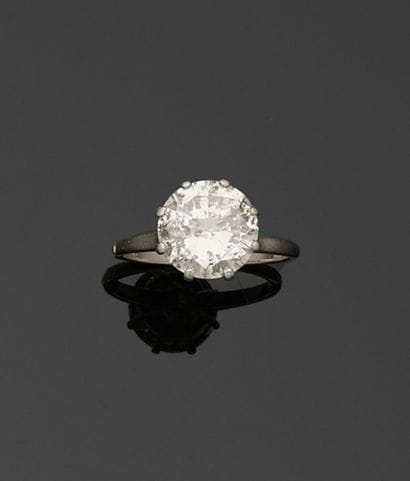BAGUE en platine 850 millièmes ornée au centre...