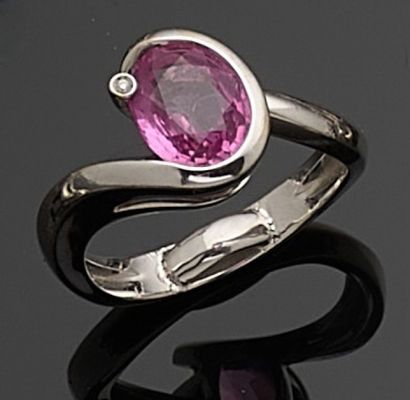 BAGUE en or gris 750 millièmes, le centre...