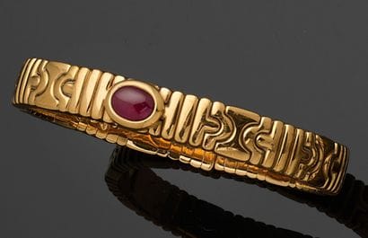 BULGARI
Bracelet rigide ouvert en or jaune...