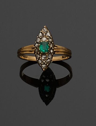 BAGUE en or jaune 750 millièmes, le centre...