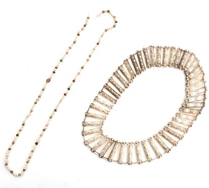 ENSEMBLE comprenant : 
-PENDENTIF BROCHE...