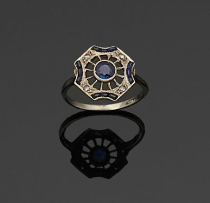 BAGUE en or gris 750 millièmes, le centre...