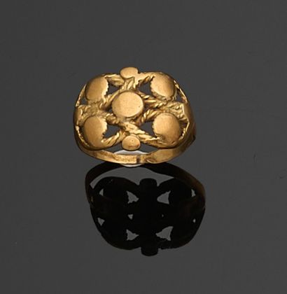 BAGUE en or jaune 750 millièmes, le centre...