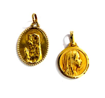 MEDAILLE de forme ovale en or jaune 750 millièmes...
