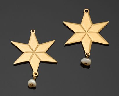 DEUX PENDENTIFS étoiles en or 375 millièmes,...