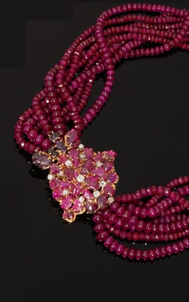 COLLIER de huit rangs de boules de rubis...