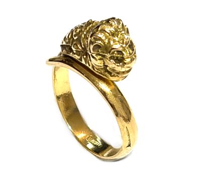 BAGUE en or jaune 750 millièmes à décor d'enroulement,...