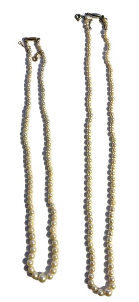 DEUX COLLIERS de perles de culture en chute,...
