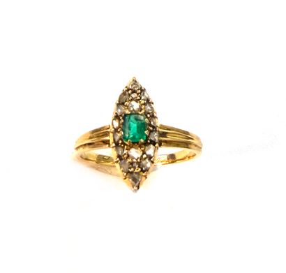 BAGUE en or jaune 750 millièmes, le centre...