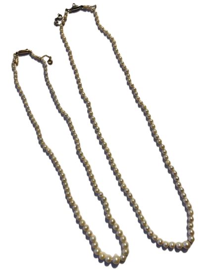 DEUX COLLIERS de perles de culture en chute,...