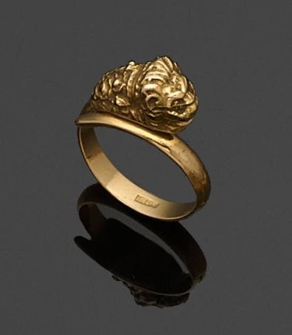 BAGUE en or jaune 750 millièmes à décor d'enroulement,...