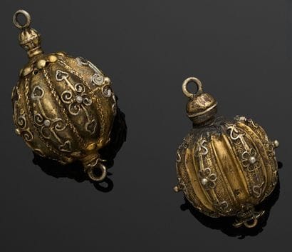 DEUX PENDENTIFS boule en argent 800 millièmes,...