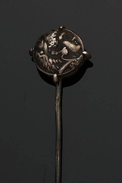 EPINGLE de cravate en argent 800 millièmes,...
