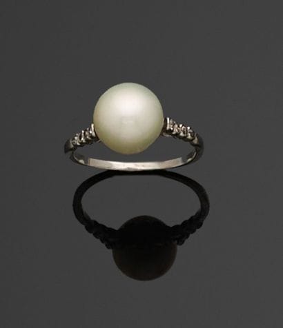 BAGUE en platine 850 millièmes ornée au centre...