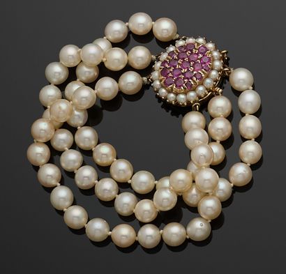 BRACELET trois rangs de perles de culture...