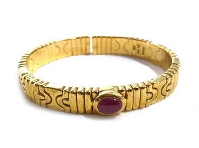 BULGARI
Bracelet rigide ouvert en or jaune...