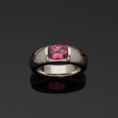 CHAUMET
Bague en or gris 750 millièmes, le...