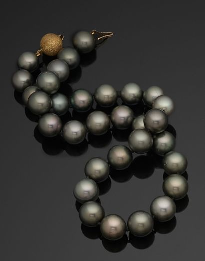 COLLIER de trente-et-une perles de culture...