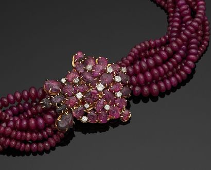 COLLIER de huit rangs de boules de rubis...