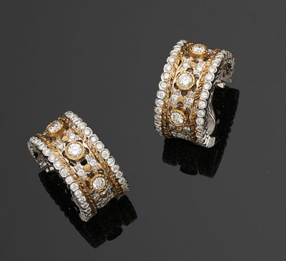 PAIRE DE BOUCLES D'OREILLES en or 750 millièmes...