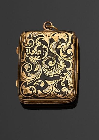 PENDENTIF médaillon ouvrant de forme rectangulaire...