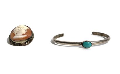 ENSEMBLE comprenant : 
-PENDENTIF BROCHE...