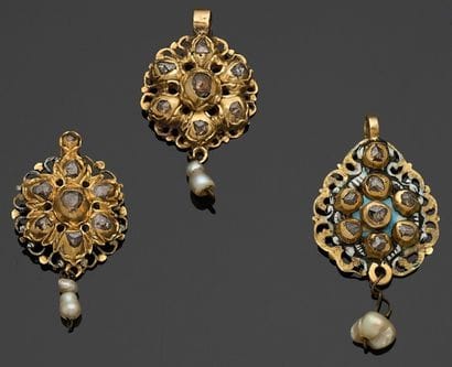 UN PENDENTIF en or et émail, serti de diamants...