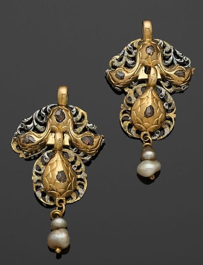 PAIRE DE PENDENTIFS en or, emails serti de...