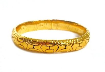 BULGARI
Bracelet rigide ouvert en or jaune...