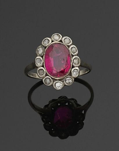 BAGUE en or gris 750 millièmes ornée au centre...