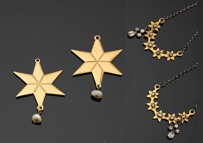 DEUX PENDENTIFS étoiles en or 375 millièmes,...